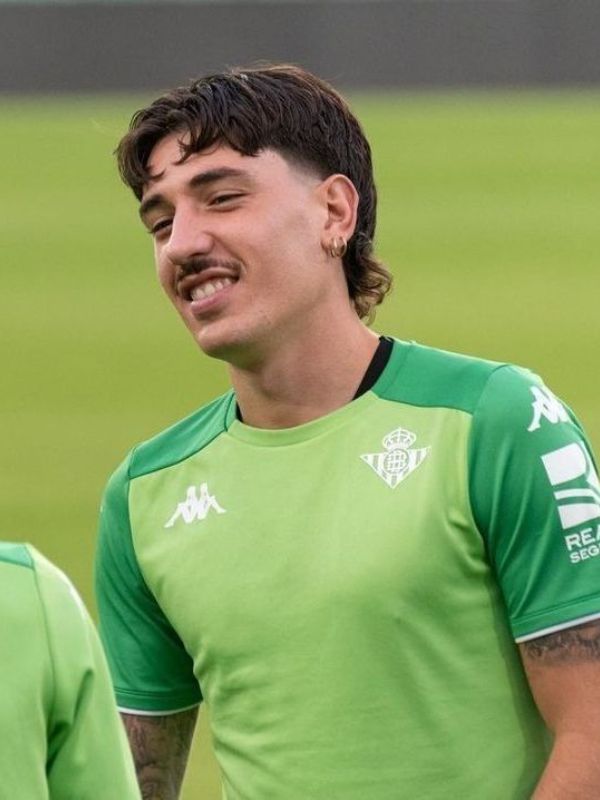 Héctor Bellerín – Mullet with Middle Part